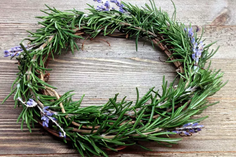 coroa de alecrim e lavanda para proteção