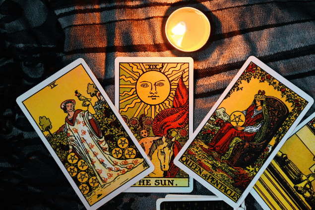 cartas do tarot viradas, o sol o pagem e o rei