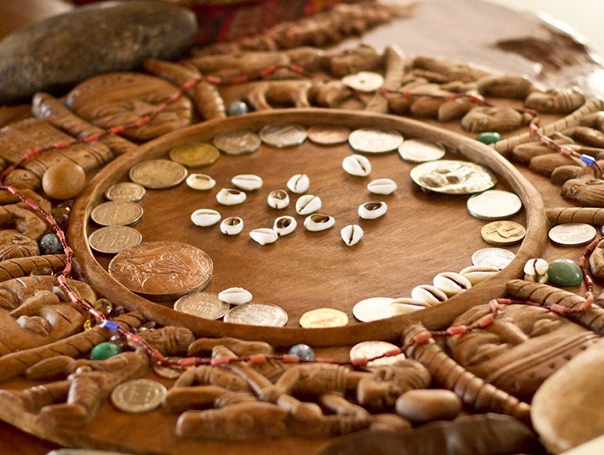 mesa de leitura com buzios e moedas